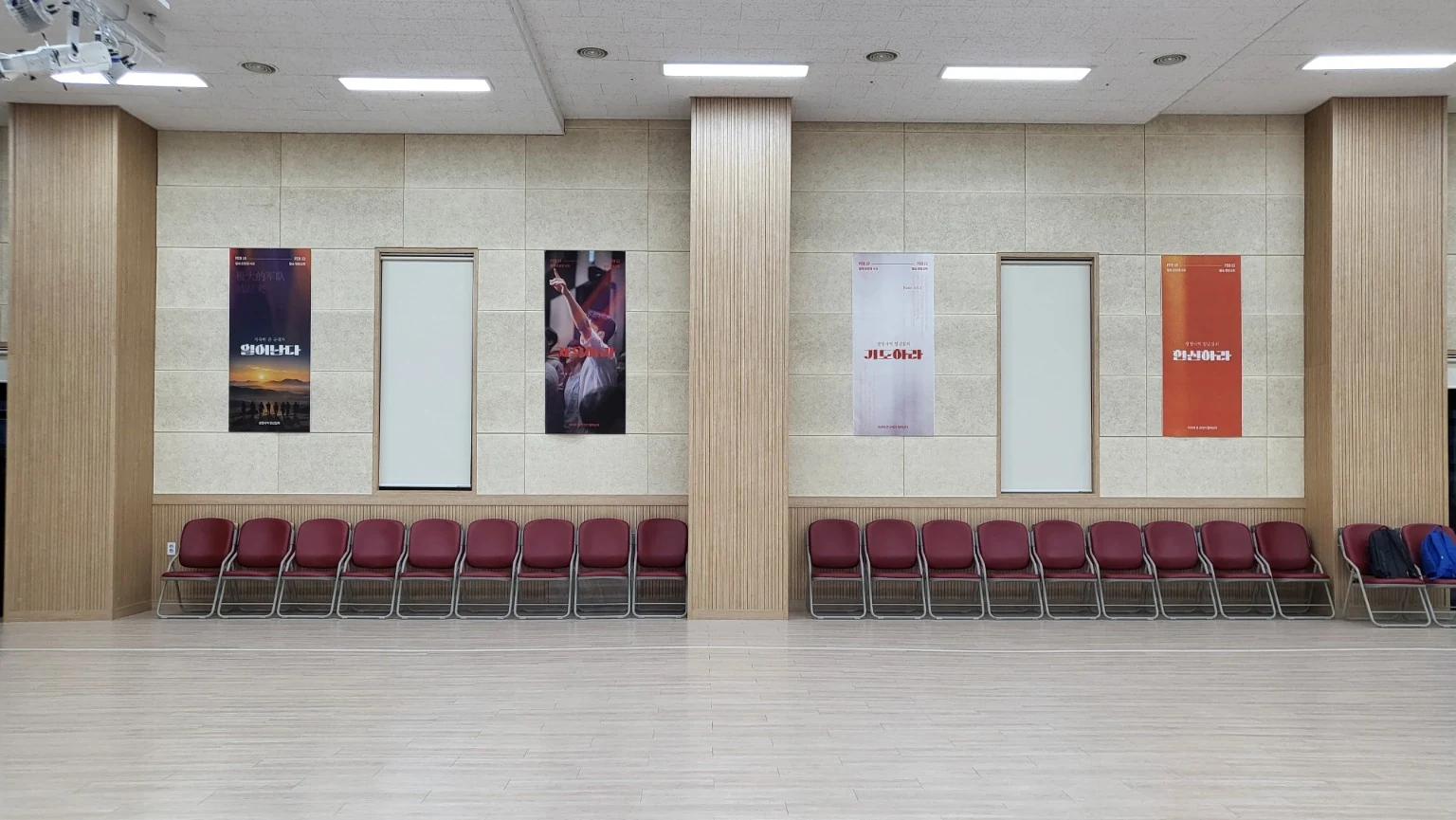 포스터가 실제 행사 공간에 설치된 모습